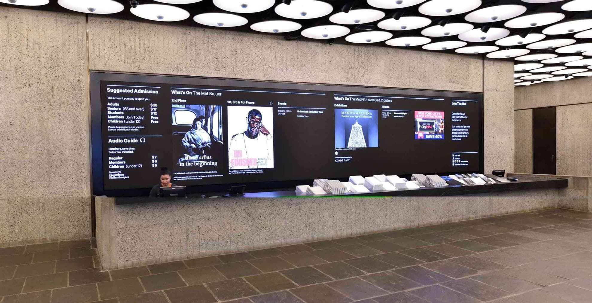 Video wall made of linked LED display panels